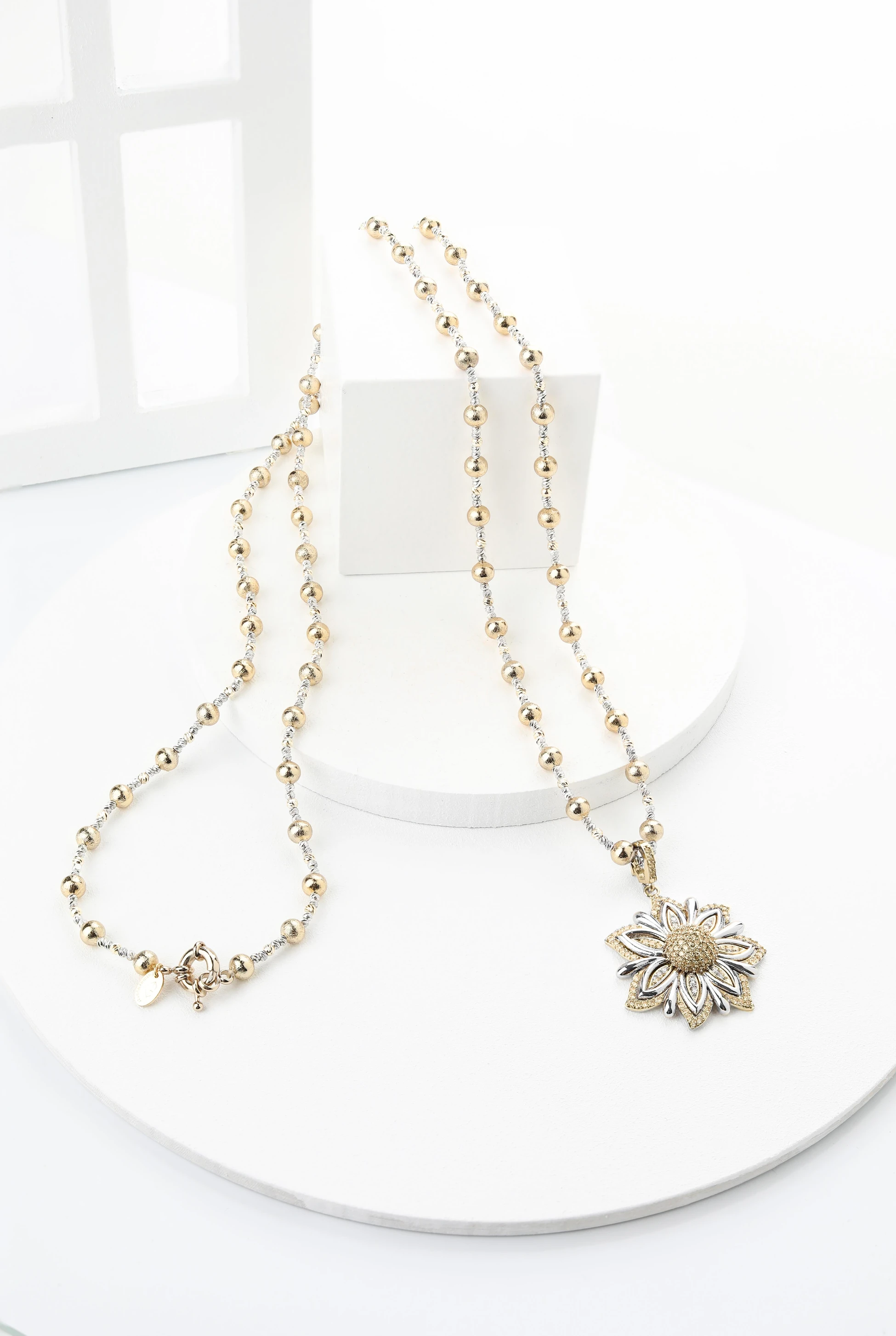 Lotus Çiçeği Uçlu Dorıca Top  Kolye