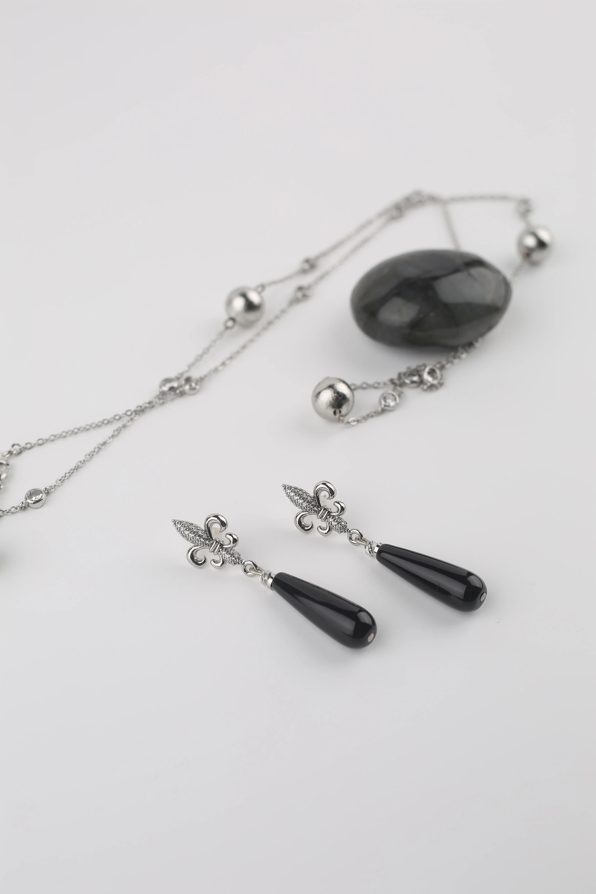 Onıks Taşlı Zambak Küpe