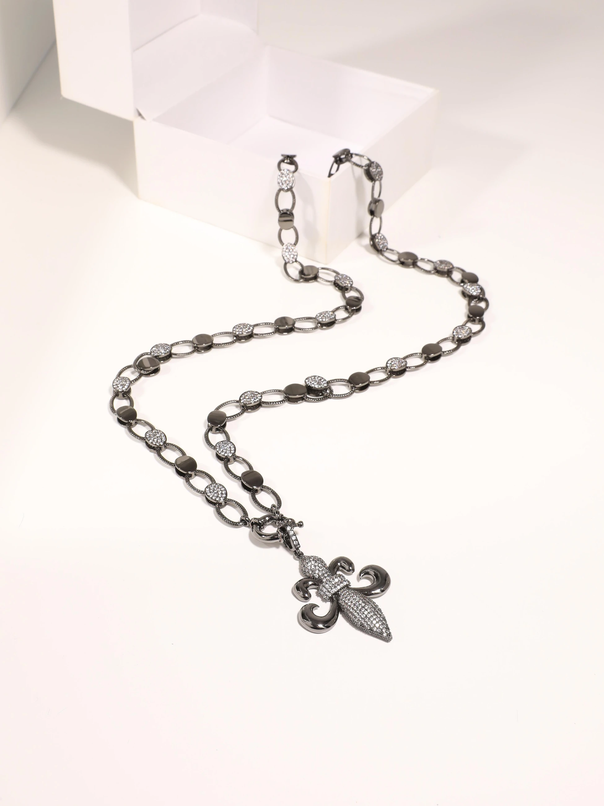 Zambak Uçlu Rodyum Zincir Kolye