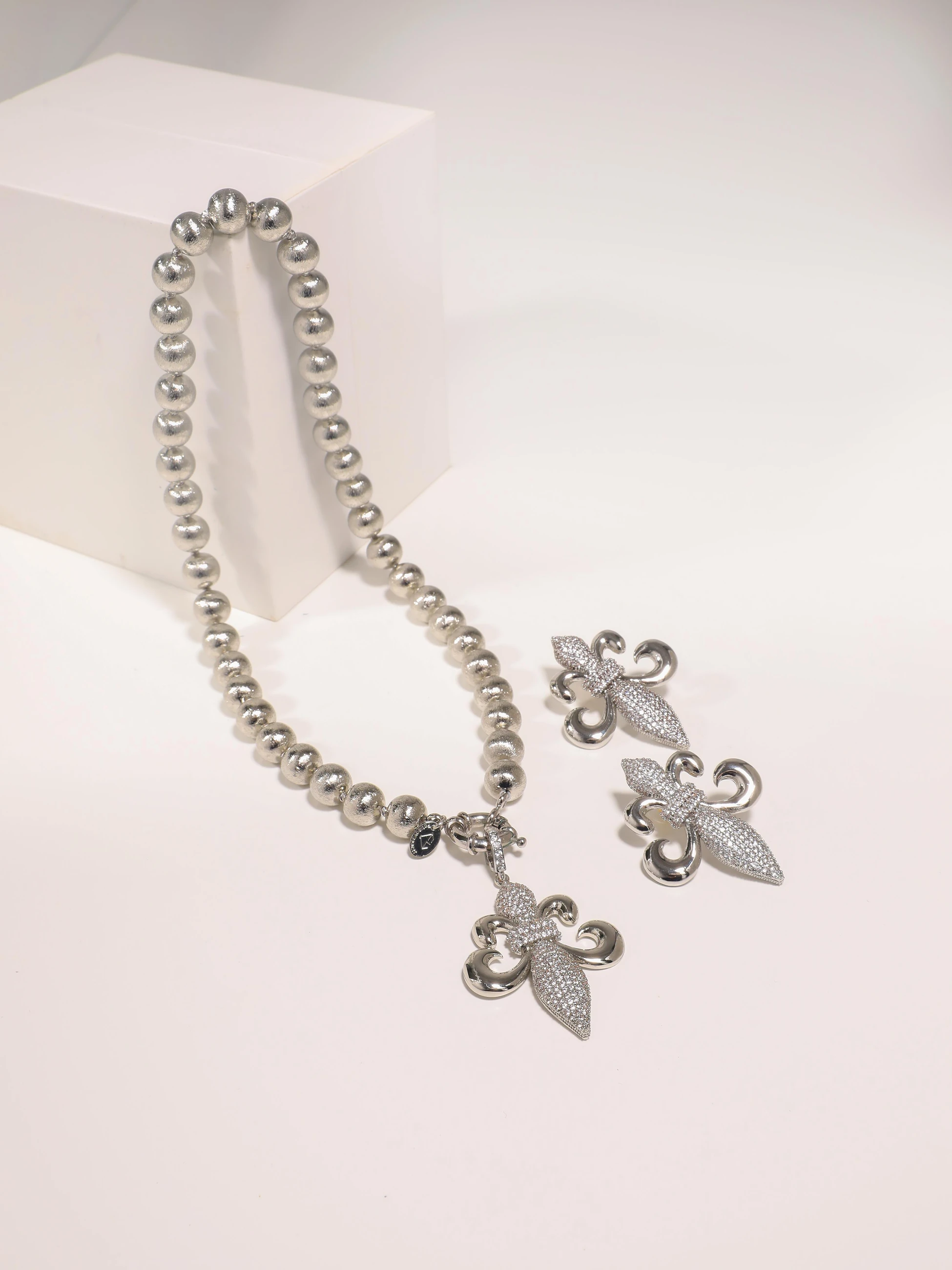 Zambak Uçlu Top Kolye